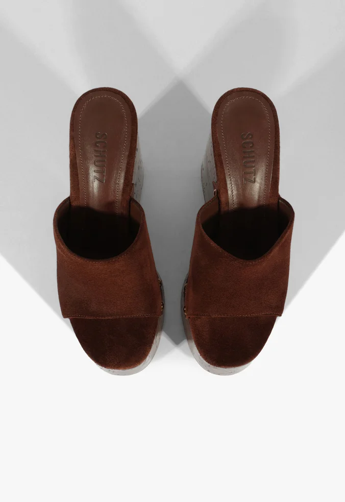 Schutz Sandália Anabela Camurça Cortiça Tachas Marrom - Imagem 3