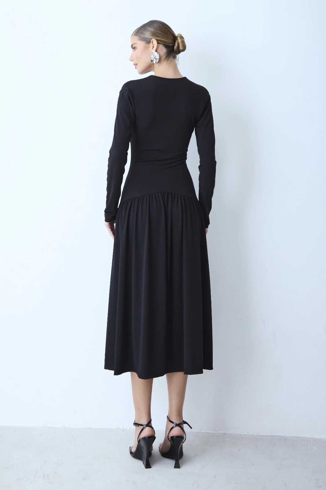 Zen VESTIDO MIDI ALONGADO ACINTURADO BARRA AMPLA DECOTE V PRETO - Imagem 2