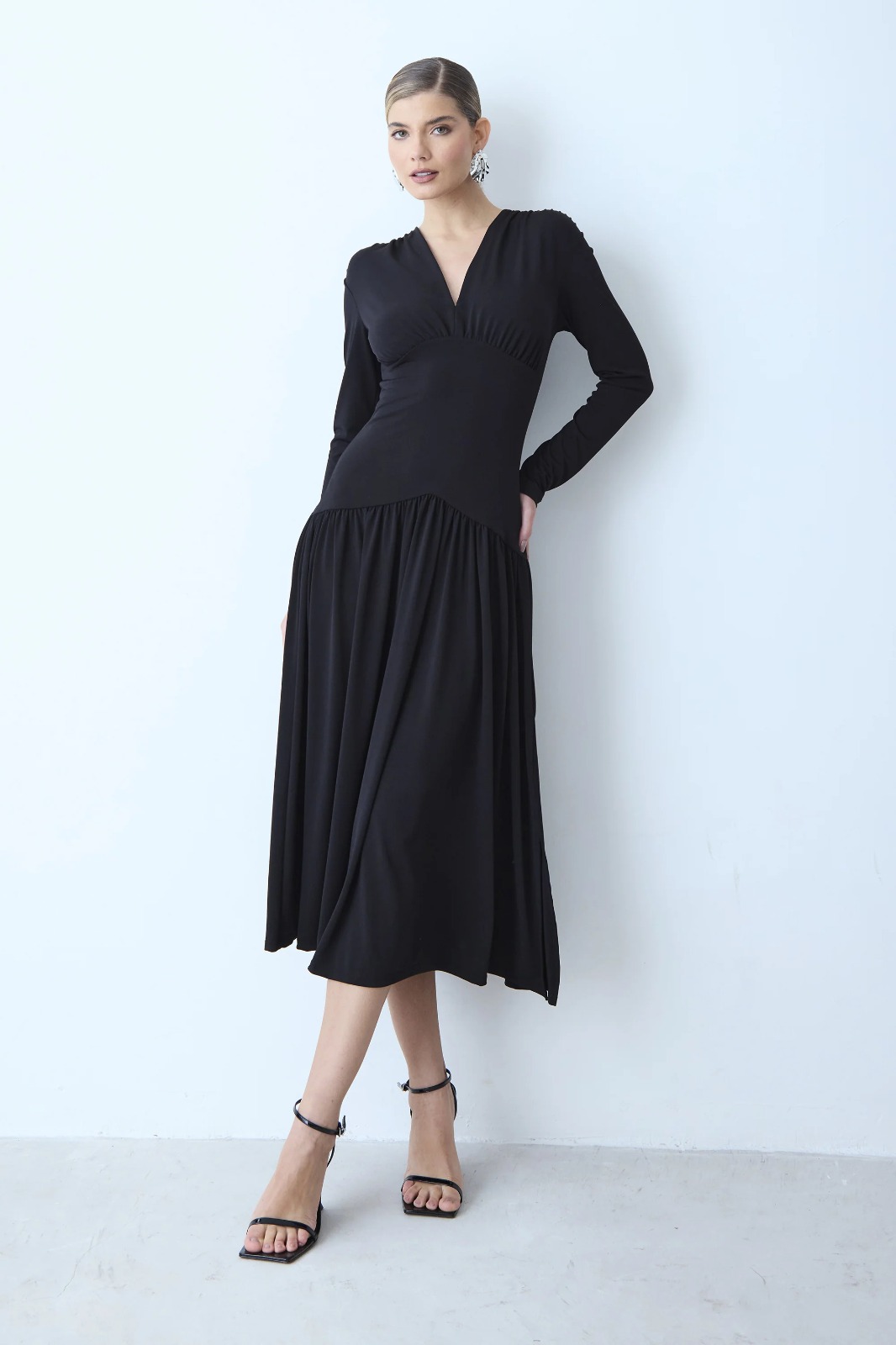 Zen VESTIDO MIDI ALONGADO ACINTURADO BARRA AMPLA DECOTE V PRETO